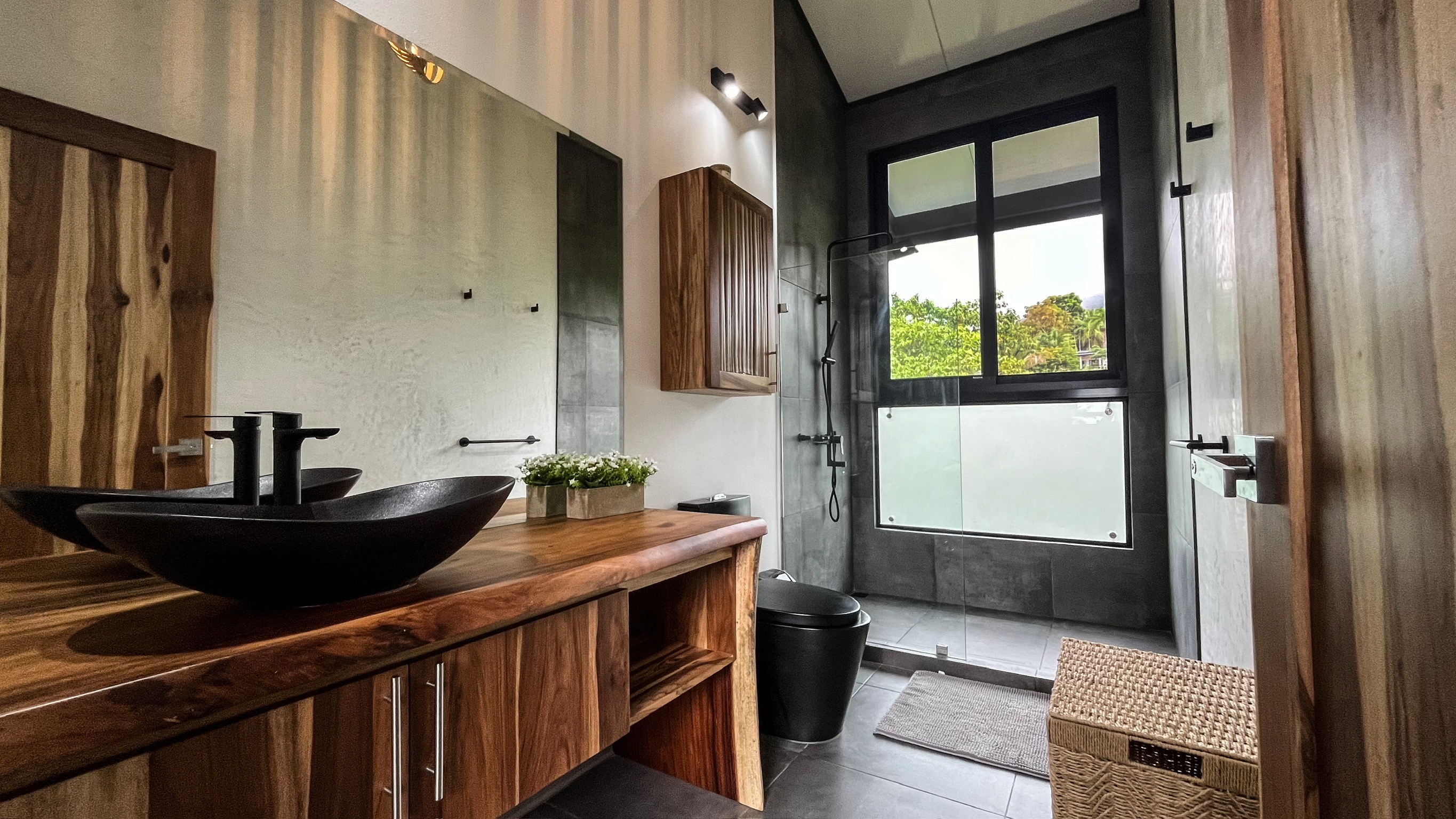 Modern bathroom at Casa Ker Lumar